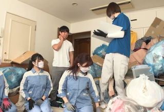 Những chị lao công đầy ham muốn quyến rũ chàng trai độc thân